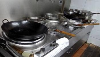 食堂燃?xì)庠罹? /> 
<h3>
	食堂燃?xì)庠罹?
</h3>
1、使用燃?xì)庠罹咔埃瑧?yīng)先檢查所有截門是否關(guān)閉，確認(rèn)無誤后，開啟總截門再進(jìn)行使用。<br />
2、操作時須嚴(yán)格執(zhí)行“火等氣”的原則，嚴(yán)禁先開氣后點(diǎn)火，以防爆燃。<br />
3、點(diǎn)火時，應(yīng)先點(diǎn)燃點(diǎn)火棒，再點(diǎn)燃長明火，由長明火點(diǎn)燃主火孔。嚴(yán)禁違章操作。<br />
4、間斷使用時，須先確認(rèn)長明火是否長明，如已熄滅，須按第三條重新操作。嚴(yán)禁盲目操作而發(fā)生燃?xì)庑孤丁?br />
5、使用完畢后，應(yīng)按程序先關(guān)小截門，再關(guān)中截門，最后關(guān)閉總截門。嚴(yán)禁只關(guān)總截門而不關(guān)中、小截門。<br />
6、凡使用者必須保持灶具設(shè)備干凈整潔、完好無損，發(fā)現(xiàn)問題及時報告。<br />
7、如發(fā)現(xiàn)燃?xì)庑孤兑⒓搓P(guān)閉總截門，迅速開窗通風(fēng)并及時報修。<br />
8、下班時，必須檢查所有燃?xì)饨亻T、電器開關(guān)是否關(guān)閉，確認(rèn)無誤后，方可下班離崗。<br />
<hr />
<img src=