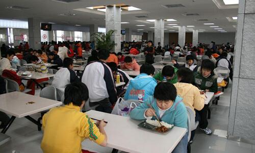 廣東三部門聯合發文嚴禁學校食堂分包轉包，每餐須有校方人員陪餐